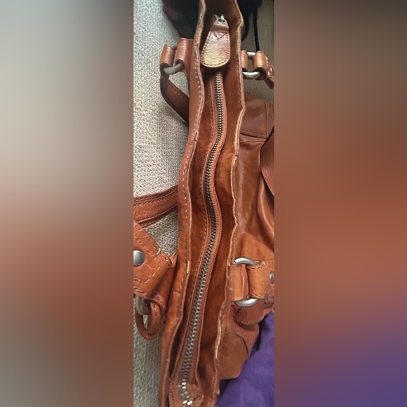 Fossil Distressed Leather Large Shoulder Bag Key Charm - Picture 9 of 14